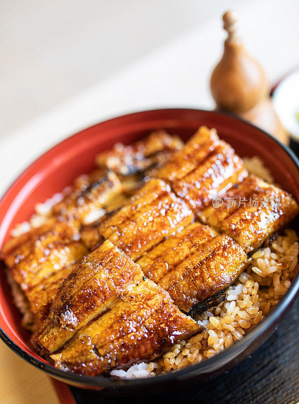 日本鳗鱼碗配米饭的特写(Unagi Don)